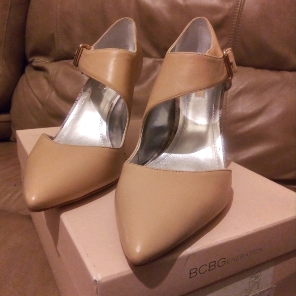 NWT ladies leather pumps.